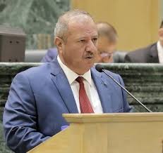 القرامسة يطالب الحكومة بقيمة مكافآت رئيس