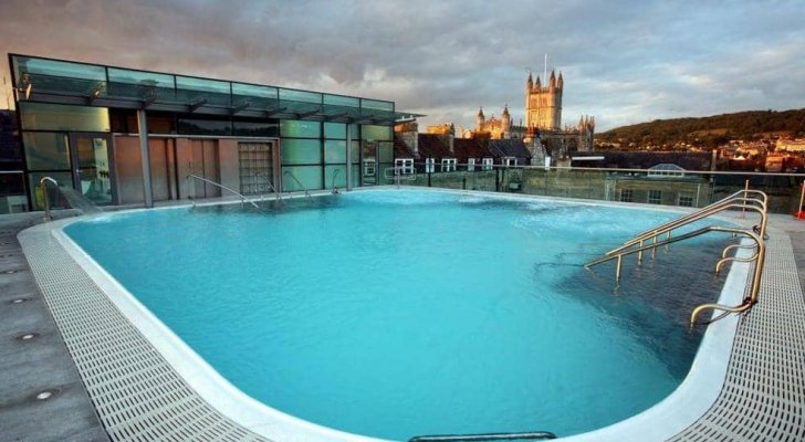 هل تنقل مياه المسابح فيروس كورونا؟..