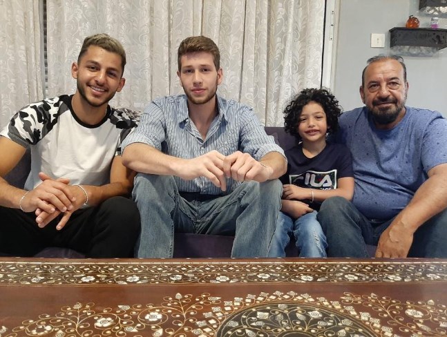 بسبب حظر التجوال.. عائلة أردنية تصبح