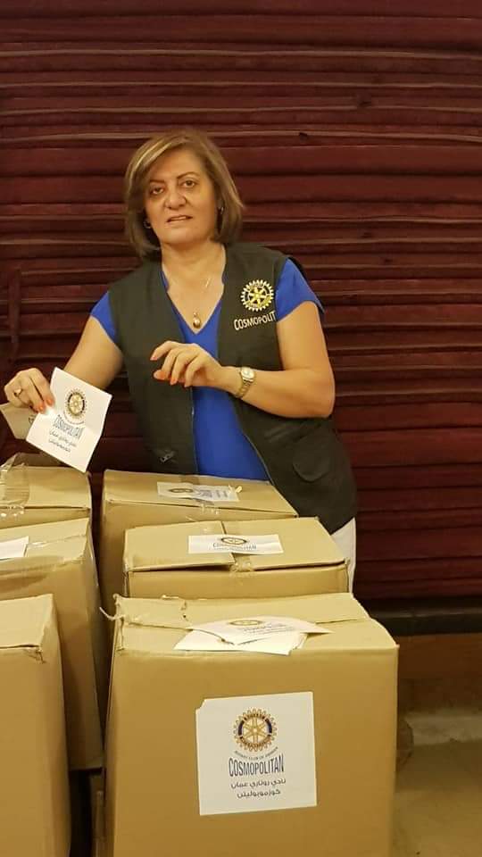 نادي روتاري عمّان كوزموبوليتن يوزع طرودا