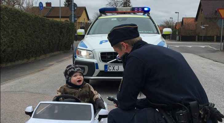 شرطي سويدي يوقف طفلا يقود سيارة