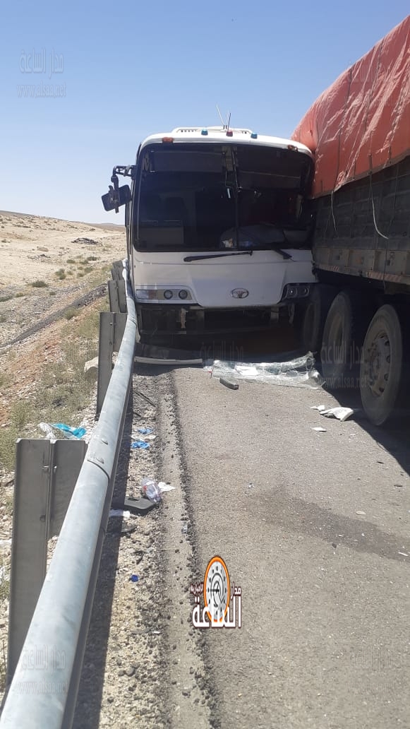 إصابات بتصادم حافلة وتريلا على الطريق