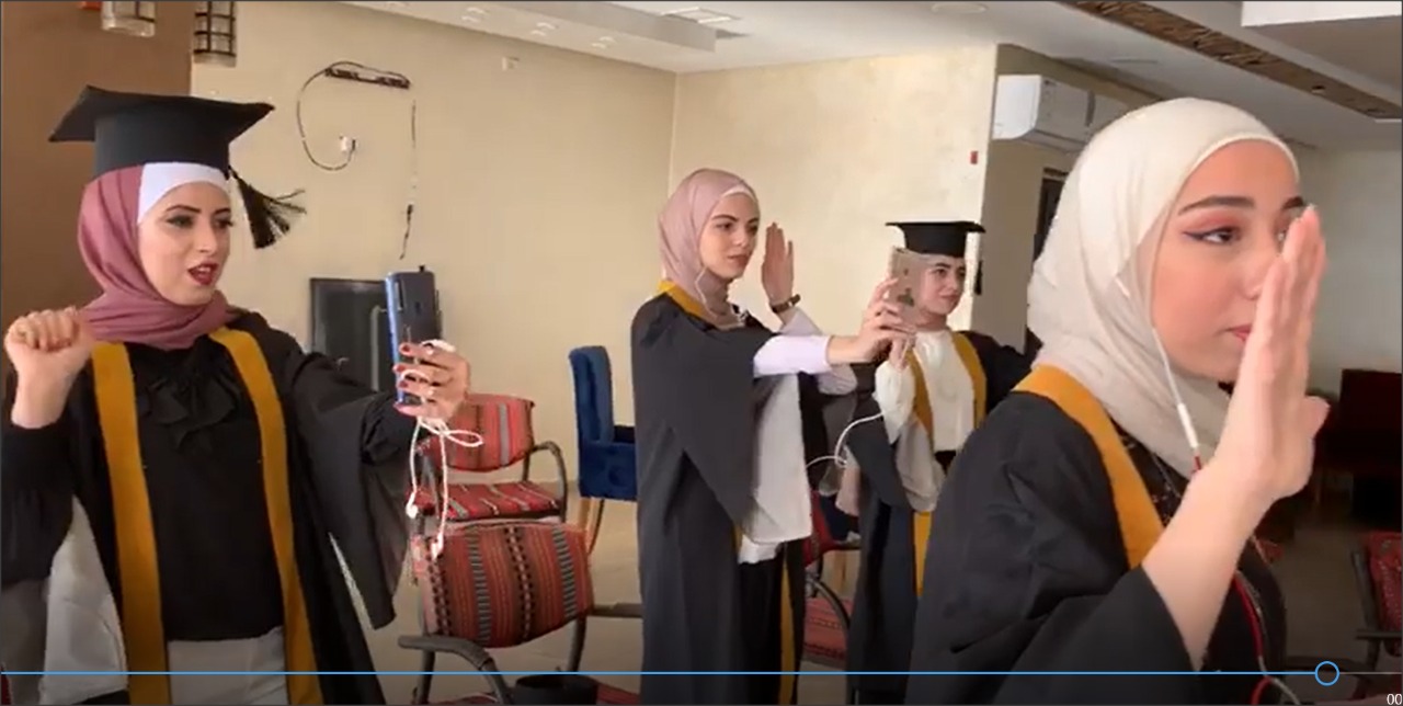 شاهد كيف أقسمت طالبات كلية الصيدلة