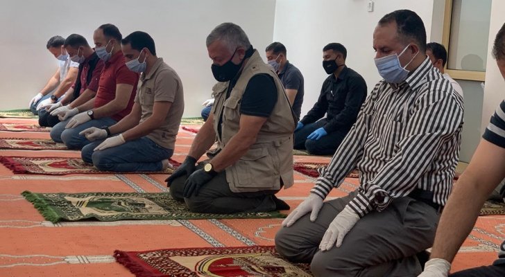 الملك يشارك المصلين أداء صلاة الجمعة