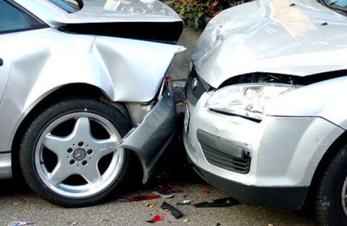 9 إصابات بتصادم 3 مركبات في