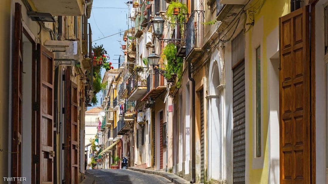 قرية إيطالية تعرض منازلها للبيع مقابل