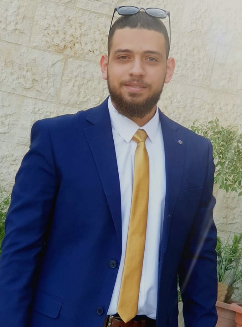 عمر القدسة يهنئ نجله بمناسبة التخرج