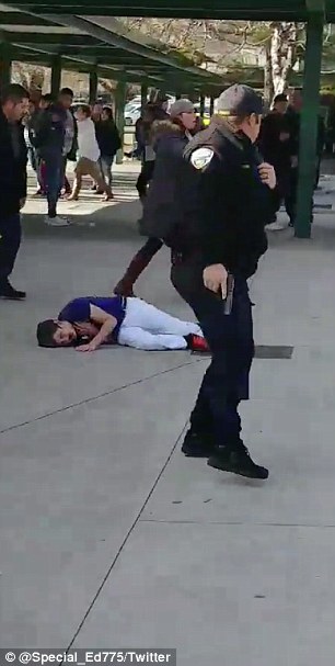 شاهد الشرطة تطلق النار على طالب