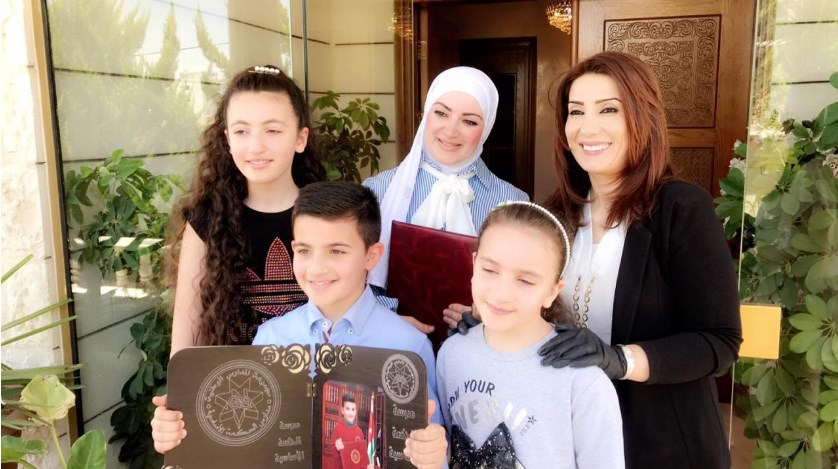 «تكريمك من باب بيتك».. هكذا عوضت