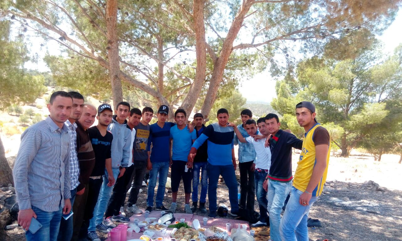 طلبة مدرسة سلحوب يكرمون معلميهم.. ويستنكرون