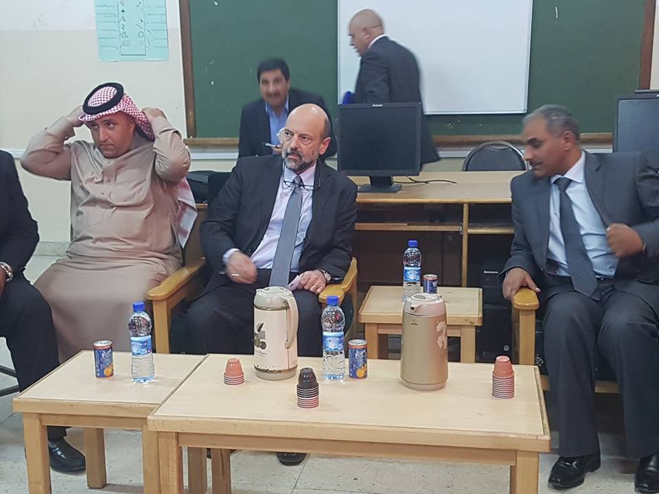 الرزاز في مدرسة المرقب.. ويتوعد المعتدين