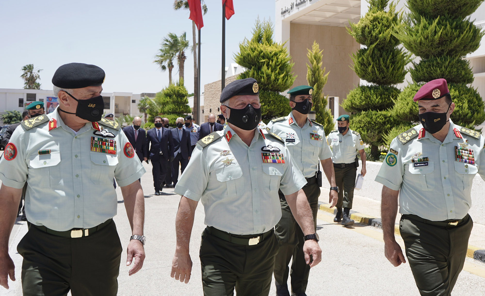 الملك يخرّج المشاركين في دورة الدفاع