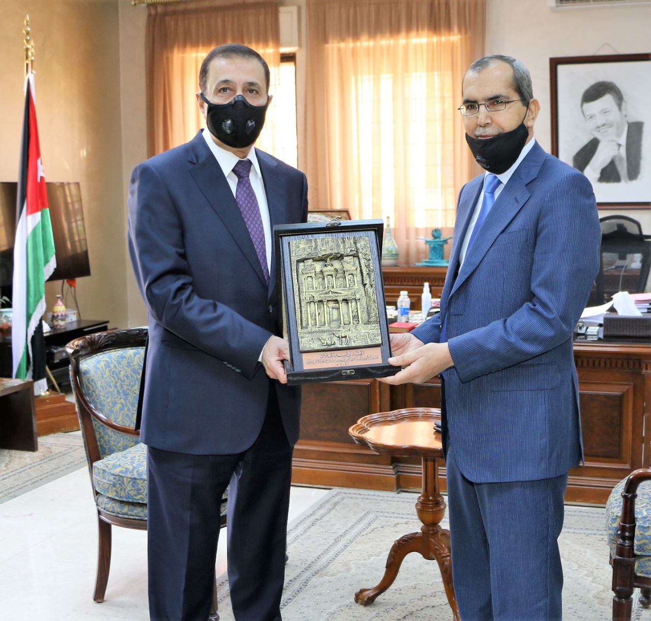 وزير التربية يكرم الزميل وليد الجلاد