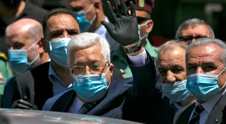 الرئيس عباس يطالب الفلسطينيين بالالتزام بلبس