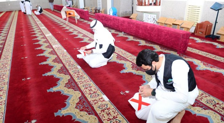 مساجد مكة تشرع أبوابها للمصلين بعد