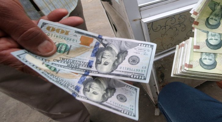 الدولار يرتفع واليورو مستقر