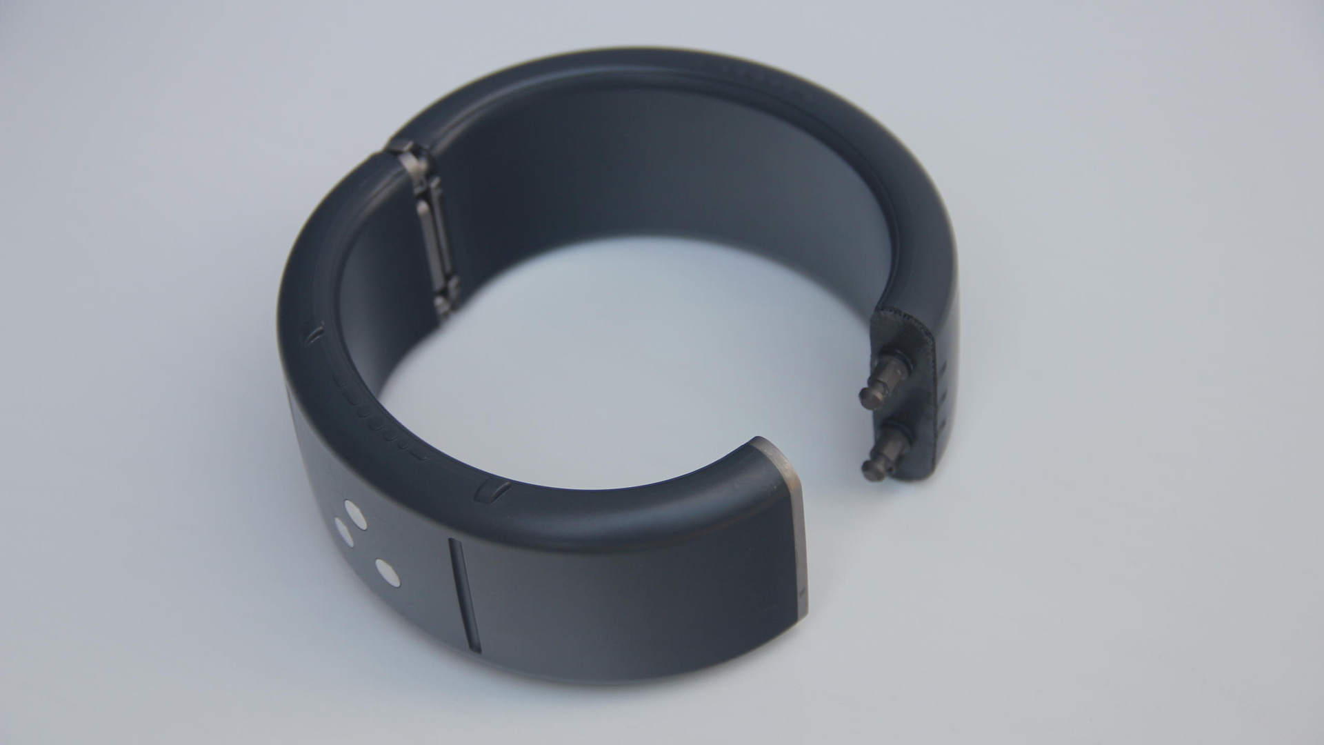 الفراية: تطبيق نظام الأساور الإلكترونية في