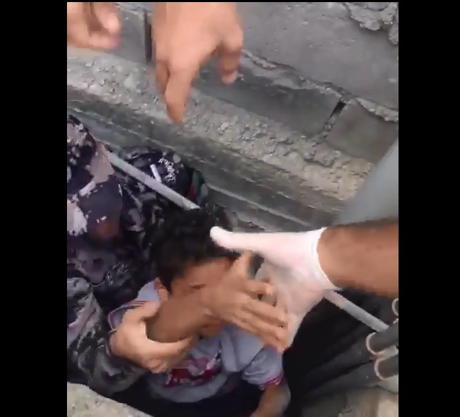 الدفاع المدني ينقذ طفلا علق داخل