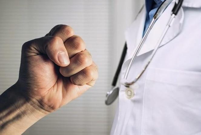 عائلة المعتدين على ثلاثة ممرضين في