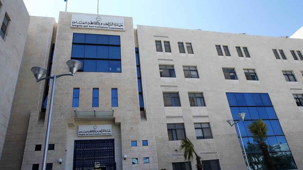 مكافحة الفساد تكشف حقيقة مداهمة منزل