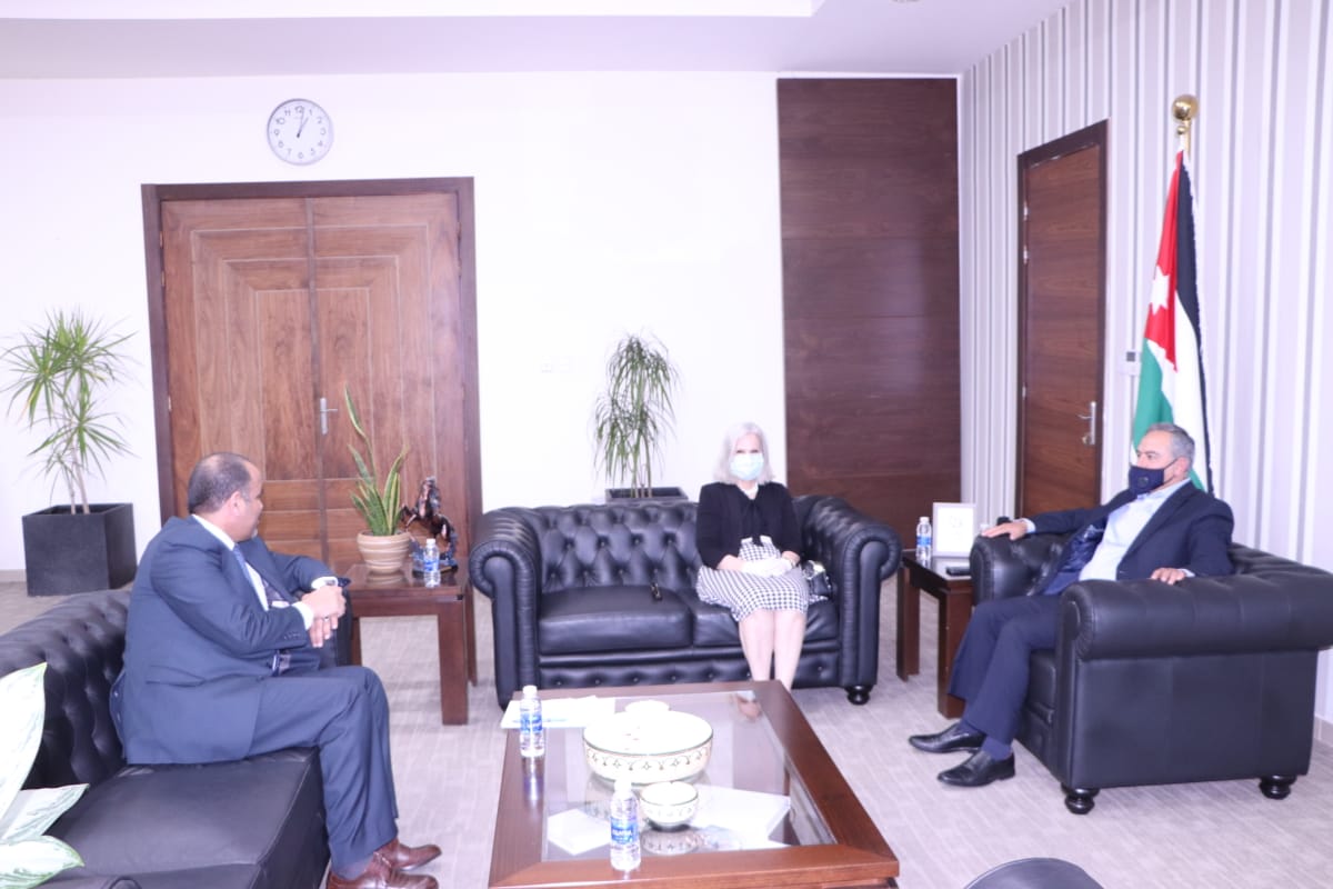 بحث تعزيز العلاقات الشبابية بين وزارة