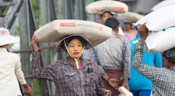 بلد فيه مئات الآلاف ربما لم