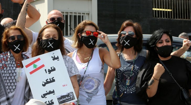 ممثل لبناني يأكل من القمامة ويدعو