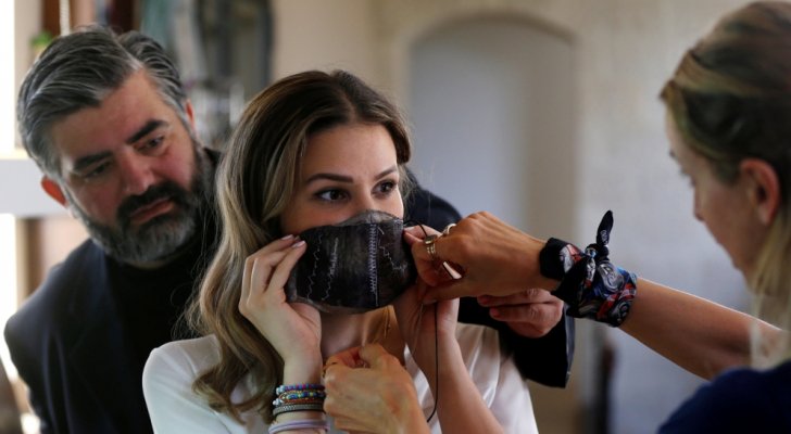 أردني يحول الباذنجان إلى كمامات للوقاية