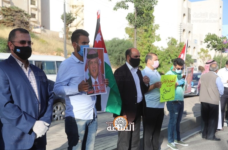 سلسلة بشرية في «شارع الجامعة» رفضا