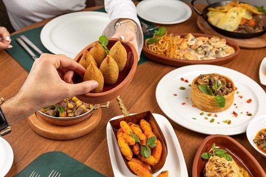 مطالبة بعمل المطاعم 24 ساعة