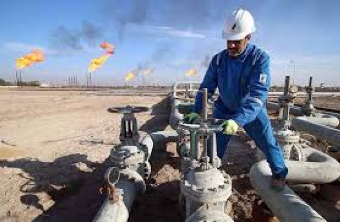 النفط يهبط والخام الأمريكي دون 50