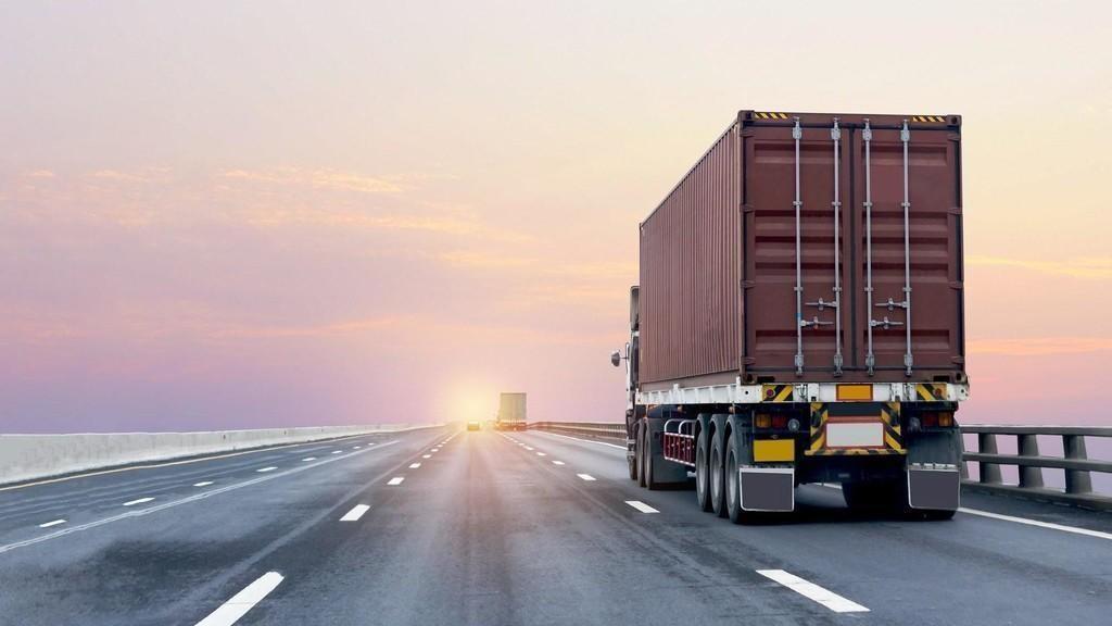 كورونا يفاقم أزمة الشحن التجاري الأردني