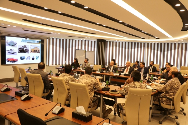 الملحق العسكري القطري يزور مركز الملك