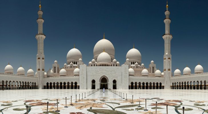 الامارات تقرر إعادة فتح المساجد بطاقة