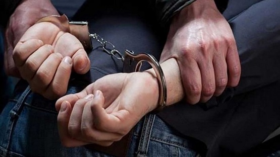 الحبس لأب أحرق طفلته الرضيعة بالماء