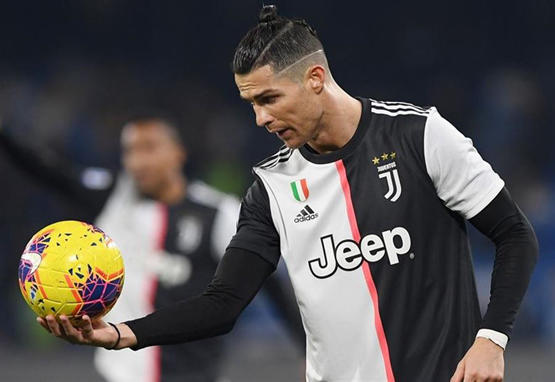 رونالدو يظهر بقصة شعر غريبة (صورة)