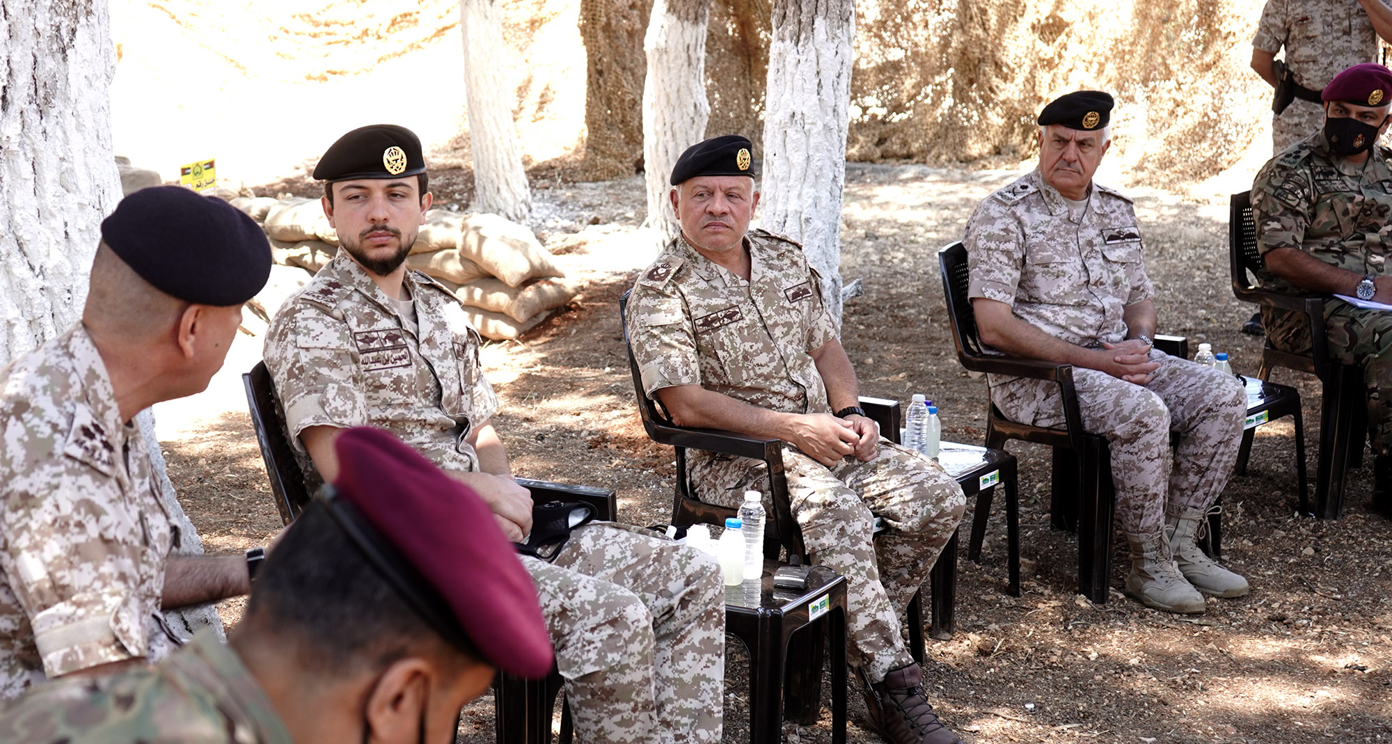 الملك يلتقي الأعضاء العسكريين في خلية