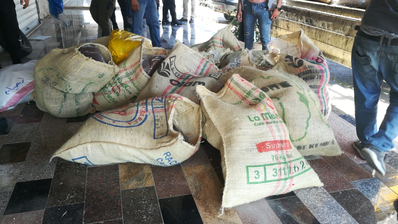 الجمارك تضبط مستودعا للقهوة والهيل في