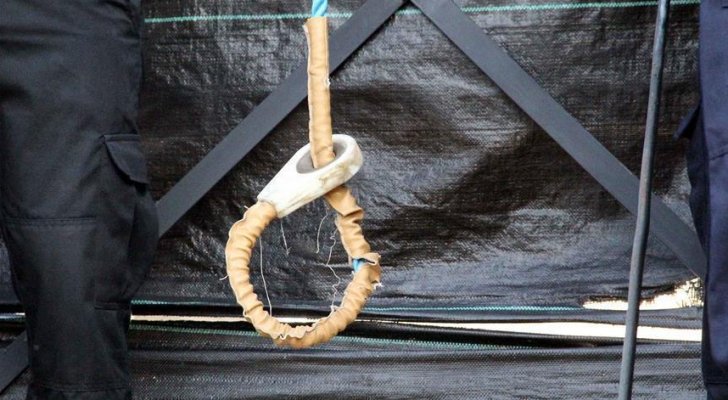 الاعدام شنقا لأم مصرية أرضعت طفلتها