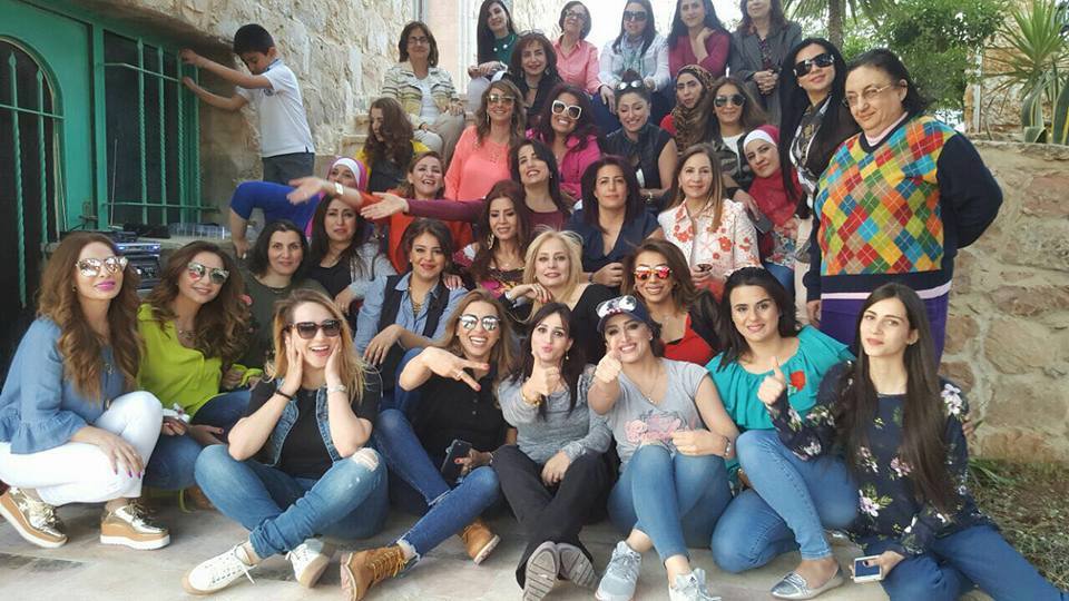 جميلات على سفح تل القمر (صور)