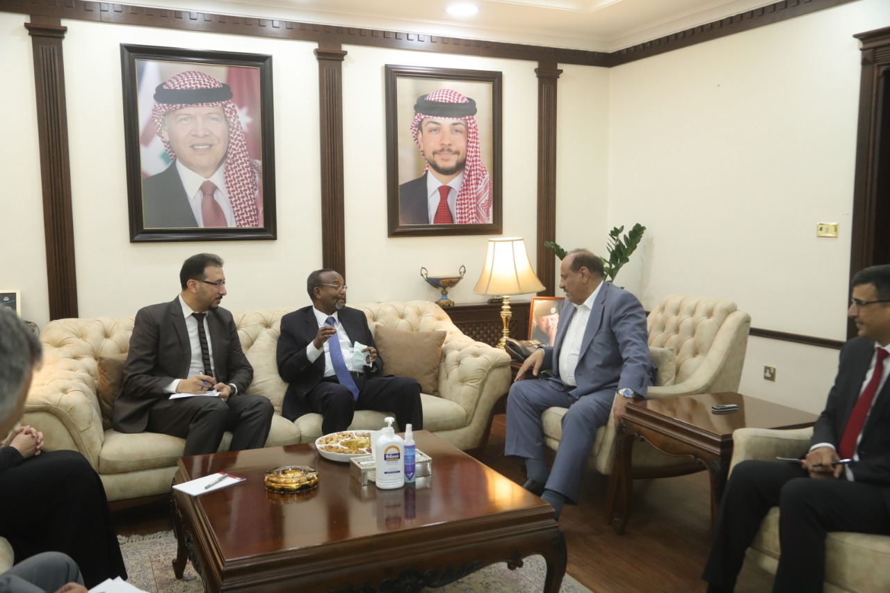 حماد يلتقي مدير شؤون الاونروا في