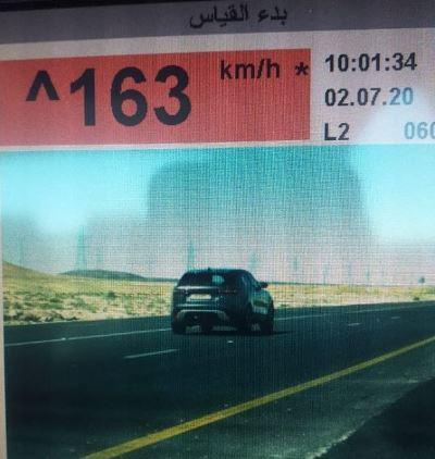 الأمن يضبط سائقا يسير بسرعة جنونية