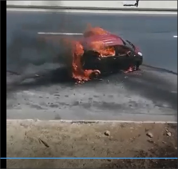 مركبة تتحرك وهي تحترق بالكامل على