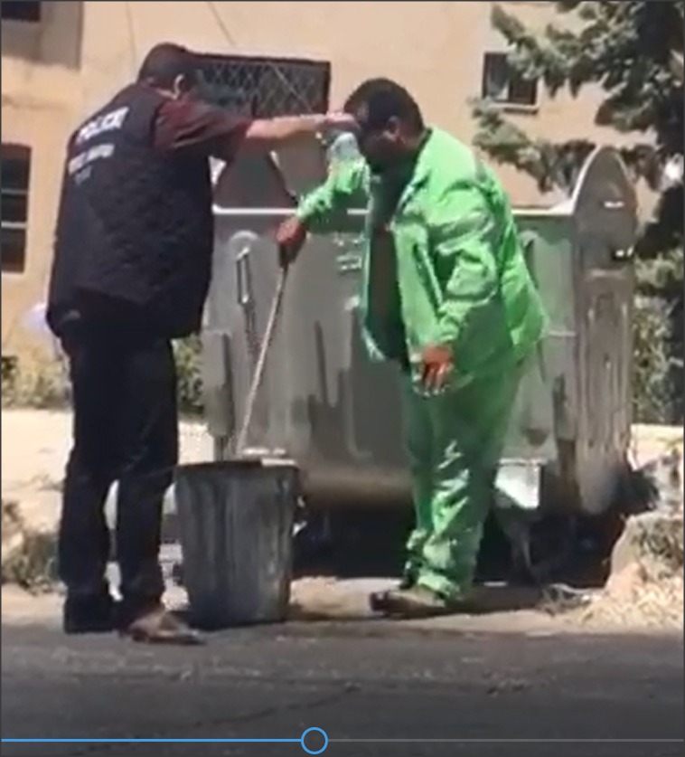 ضابط أردني يصب الماء على رأس