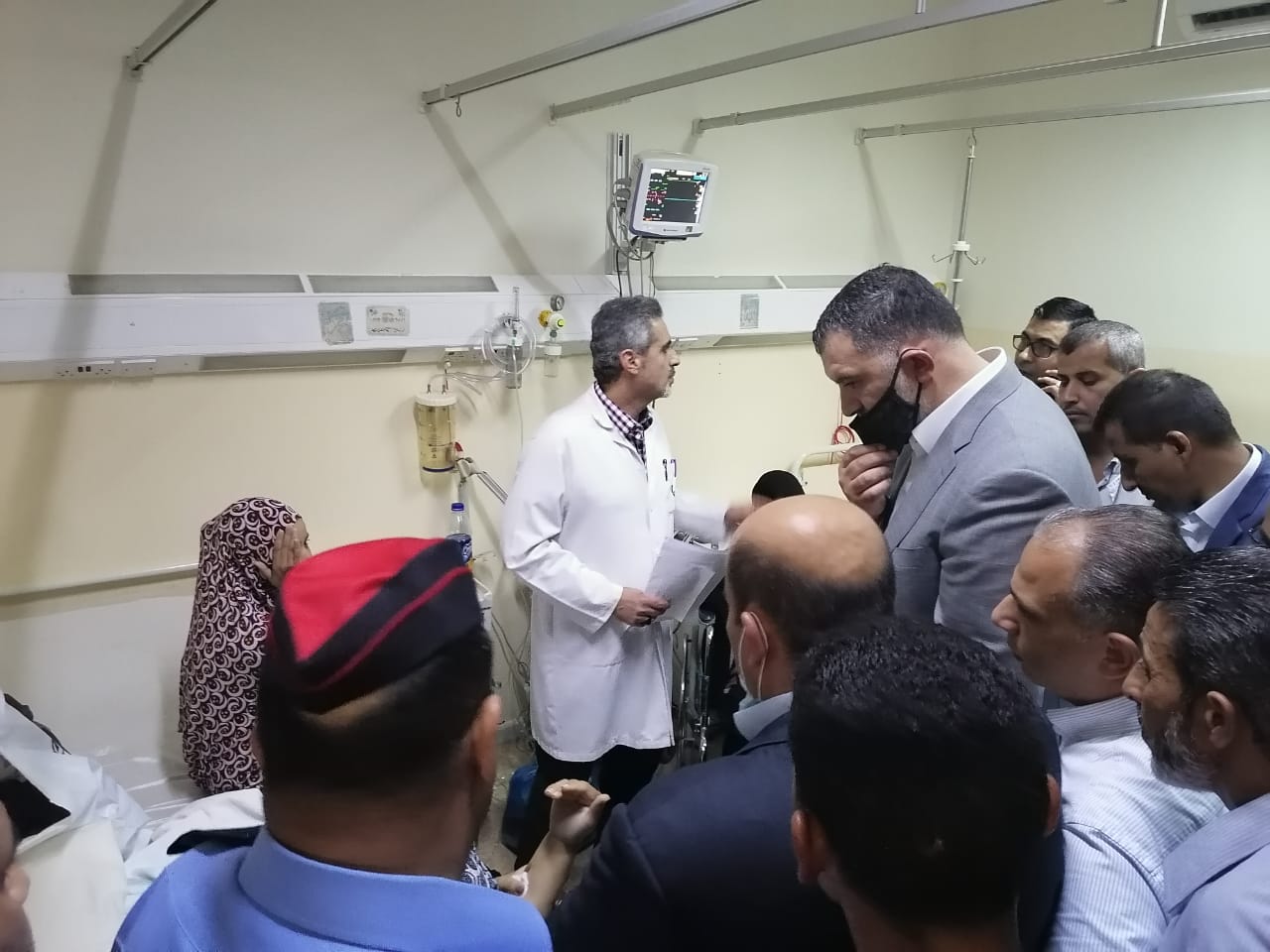 نضال البطاينة يطمئن على صحة عاملات