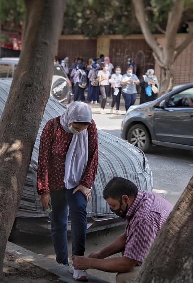 ربط حذاء ابنته.. فاجتاحت صورته مواقع