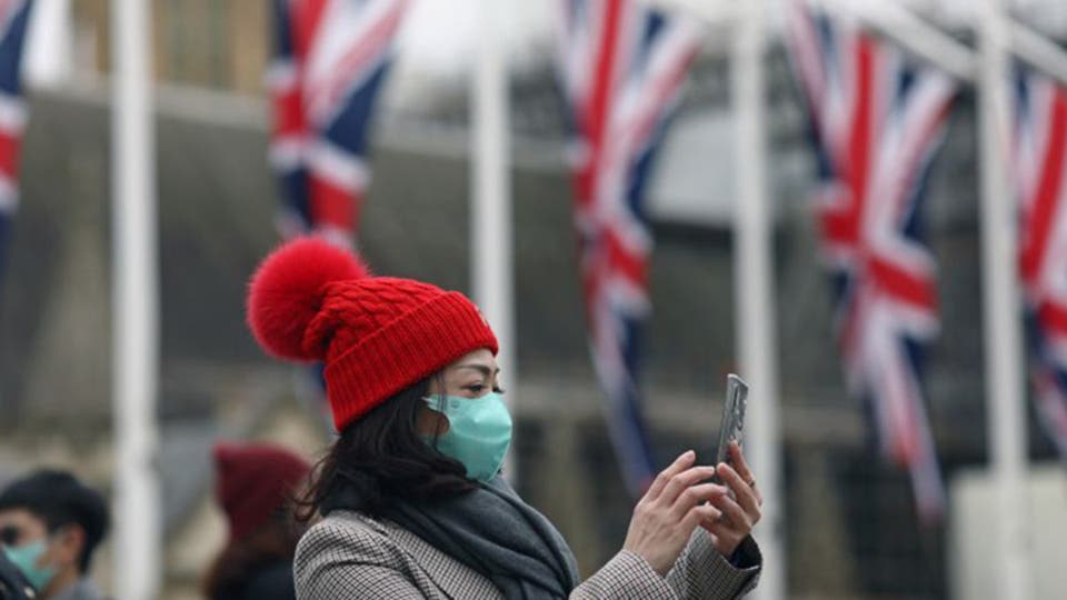بريطانيا تعيد فتح قطاعات حيوية تم