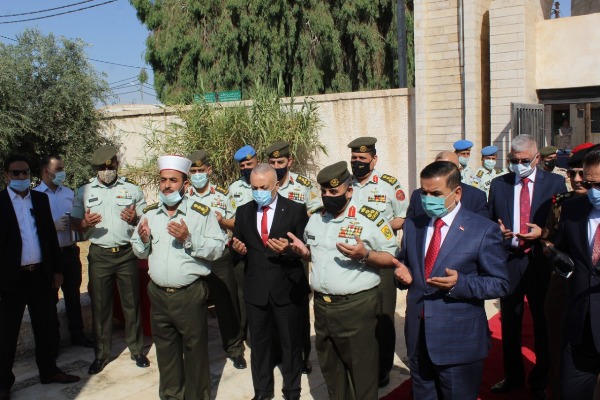 وزير الدفاع العراقي يزور مقبرة الشهداء