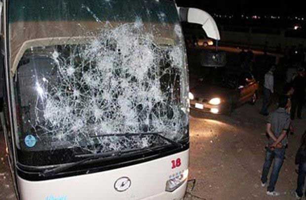 جماهير الوحدات يرشقون حافلة فريقهم بالحجارة