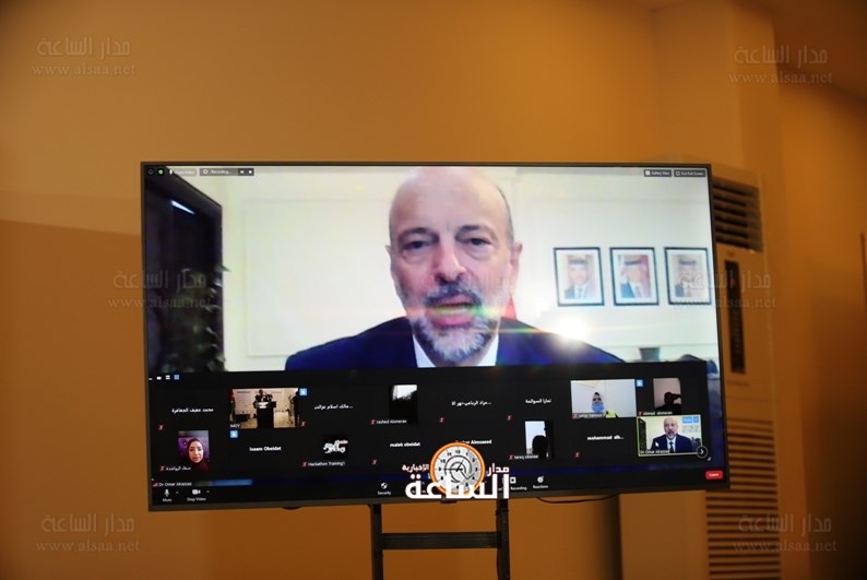 الرزاز للمشاركين في معسكرات الحسين: بالتزامكم